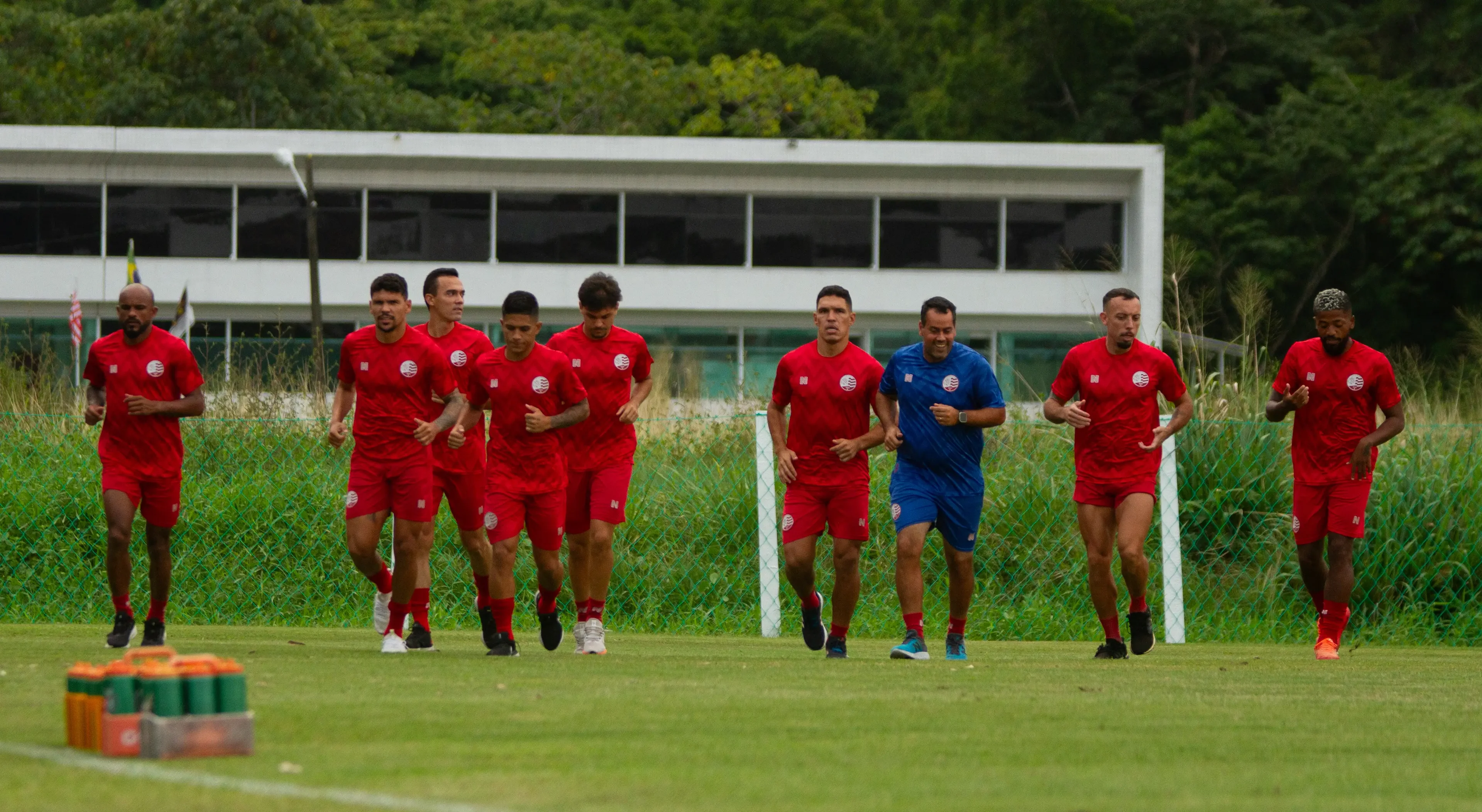 Imagem dos jogadores do Náutico em movimentação no campo do CT