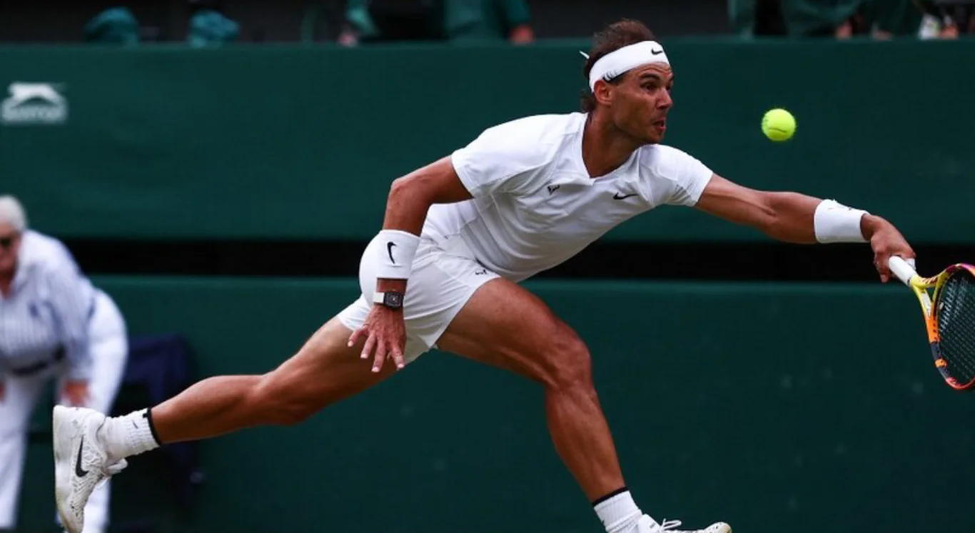 Rafael Nadal em ação pelo torneio de Wimbledon