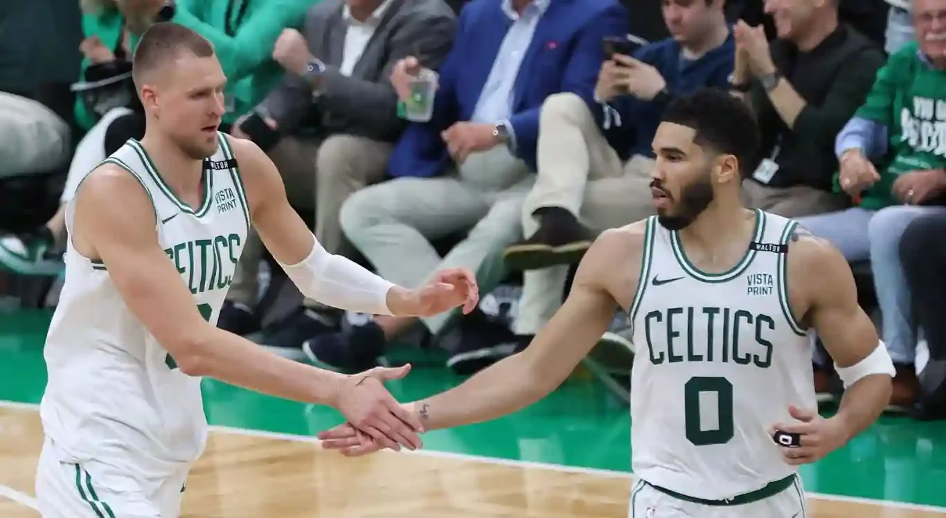 Imagem de Kristaps Porzingis e Jayson Tatum, do Boston Celtics, em quadra pela NBA