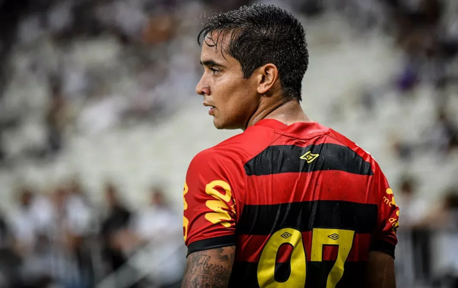 Imagem de Everton Felipe com a camisa rubro-negra do Sport