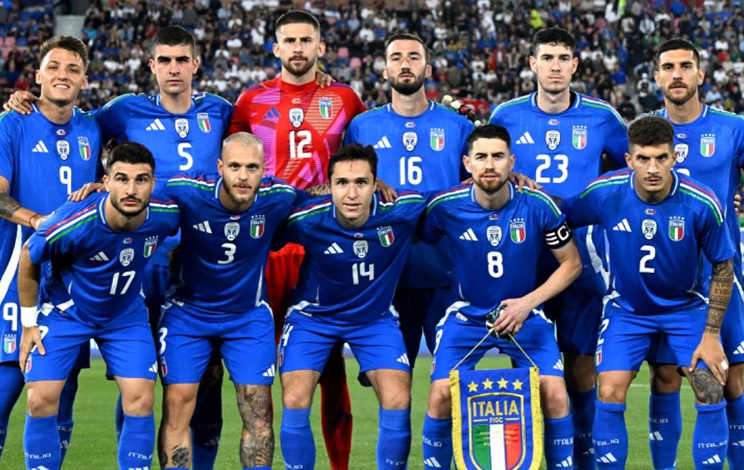 Itália entra em campo.
