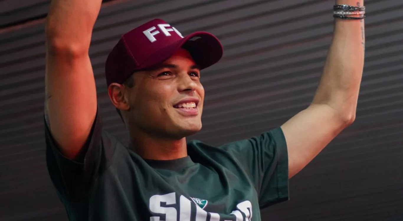 Imagem de Thiago Silva sorrindo e com braços erguidos