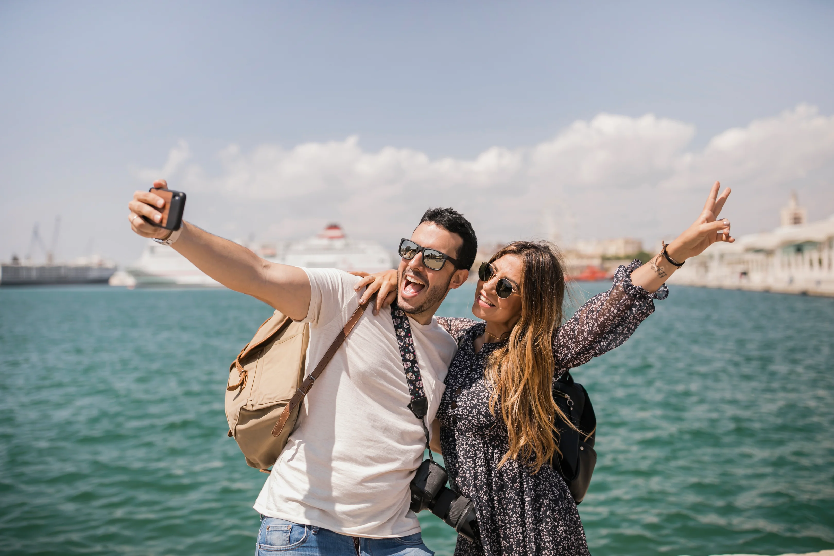 Casal posando para foto durante viagem.