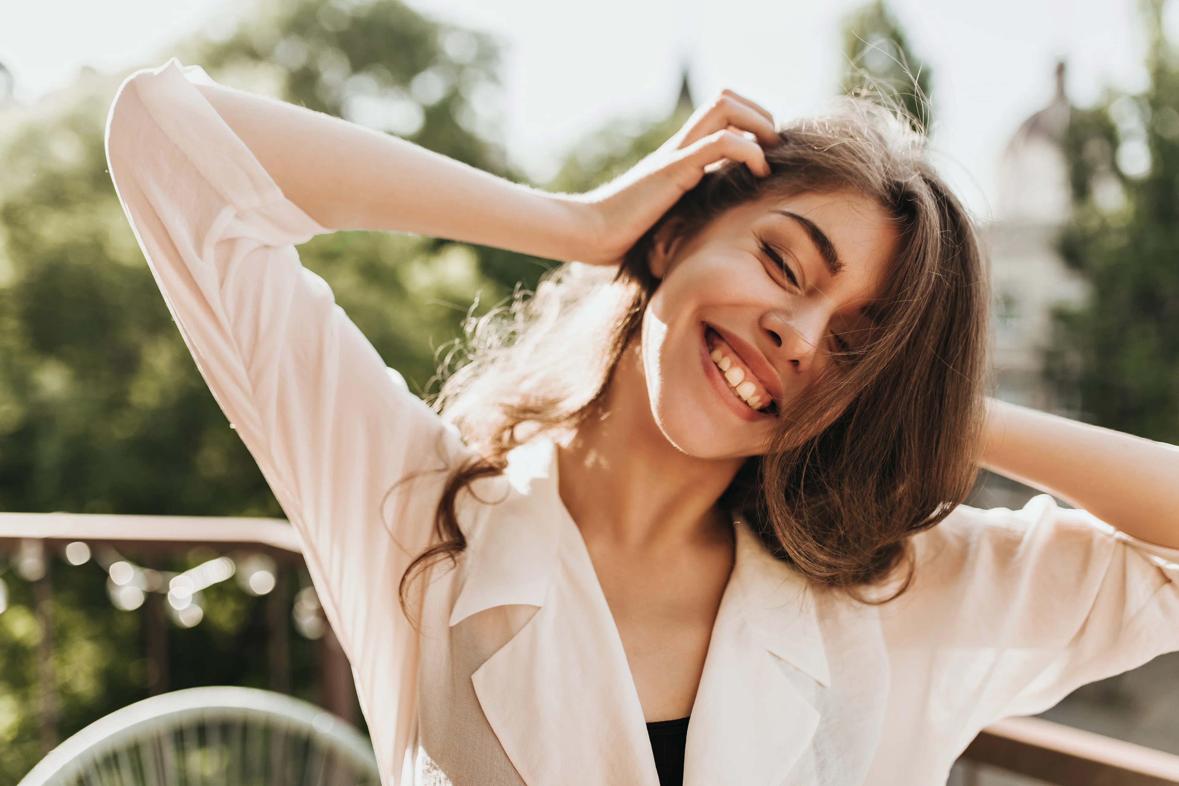 Mulher sorrindo descontraída.