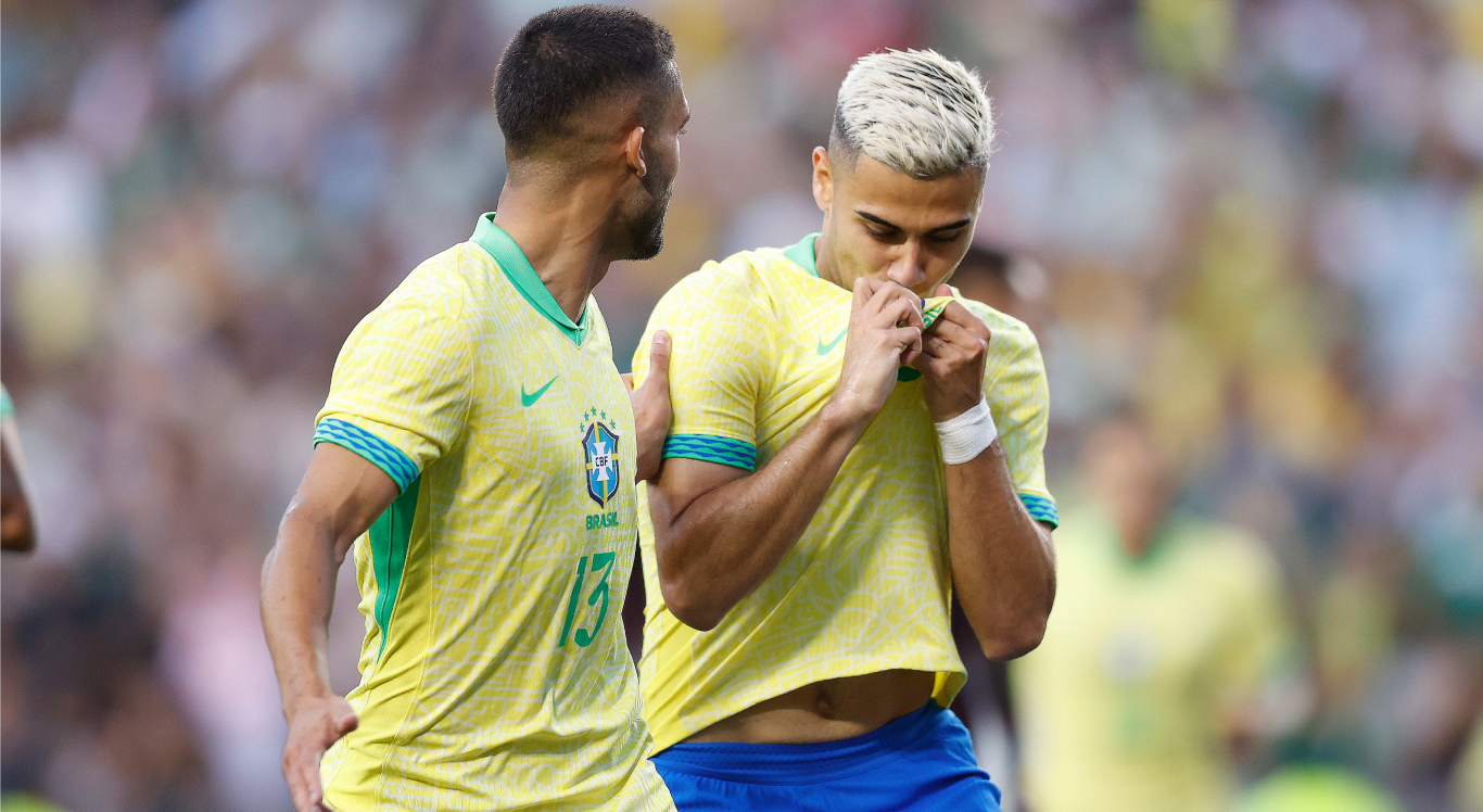 Imagem: Andres Pereira beija o escudo da Seleção Brasileira