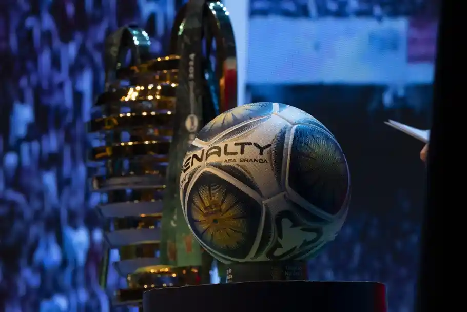 Imagem da taça e bola da Copa do Nordeste