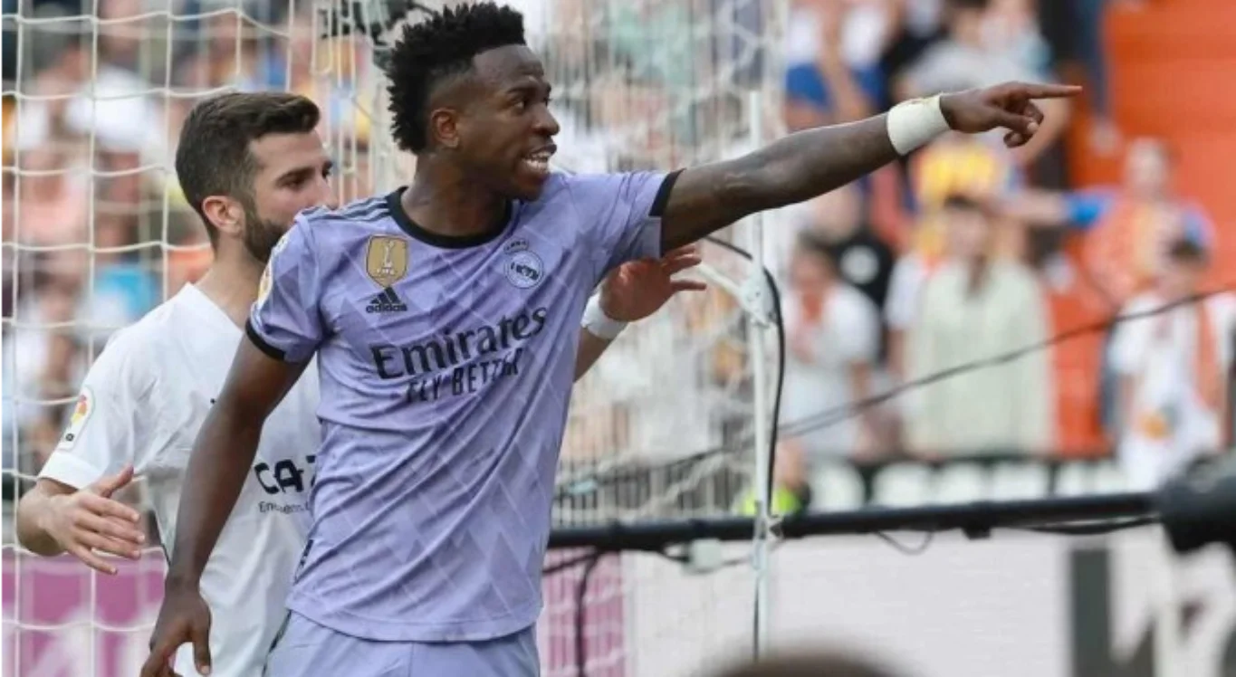 Vinicius Junior aponta para suspeitos de racismo na partida contra o Valencia
