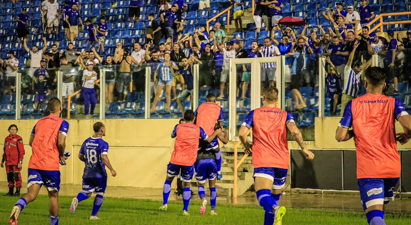 Imagem de jogadores do Confiança celebrando vitória na Série C do Campeonato Brasileiro