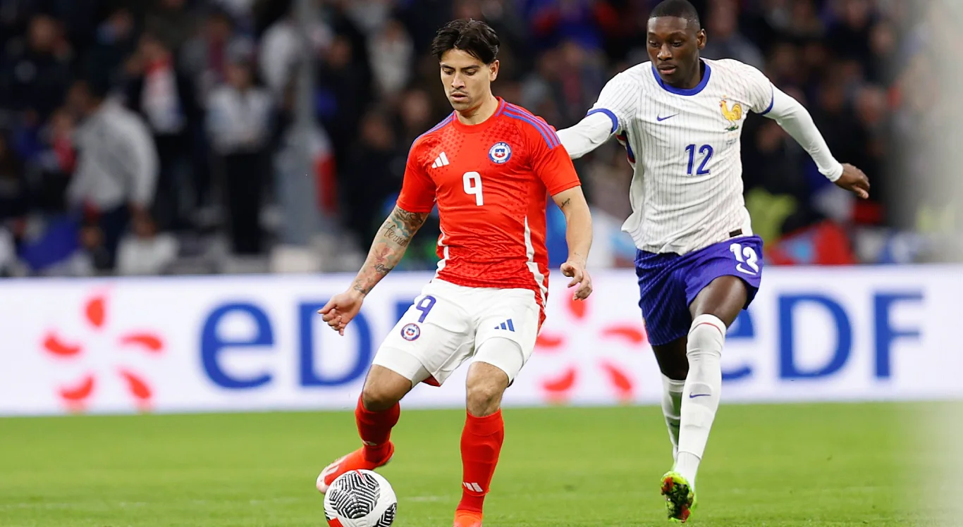 Imagem de jogadores de Chile e França em amistoso internacional