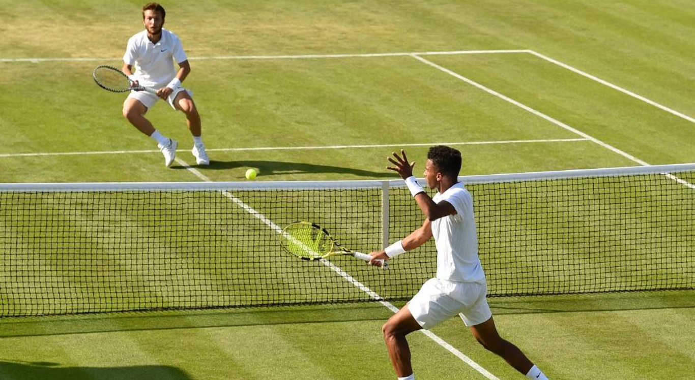 Imagem de tenistas disputando o torneio de Wimbledon, na Inglaterra
