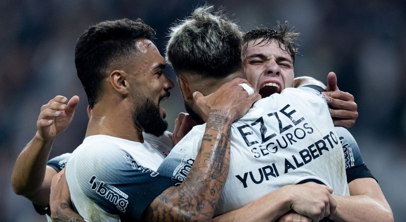 Imagem de quatro jogadores do Corinthians abraçados
