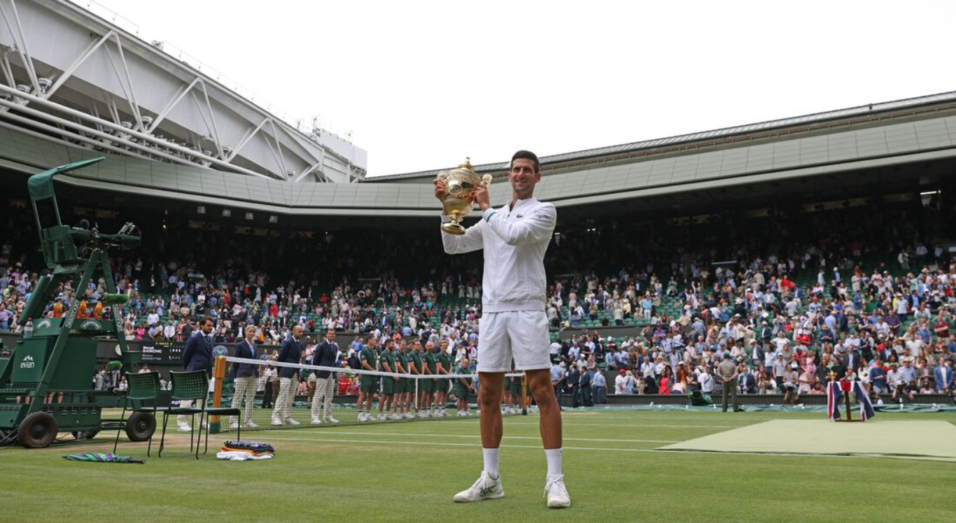  Imagem de Djokovic comemorando titulo de Wimbledon, em 2021
