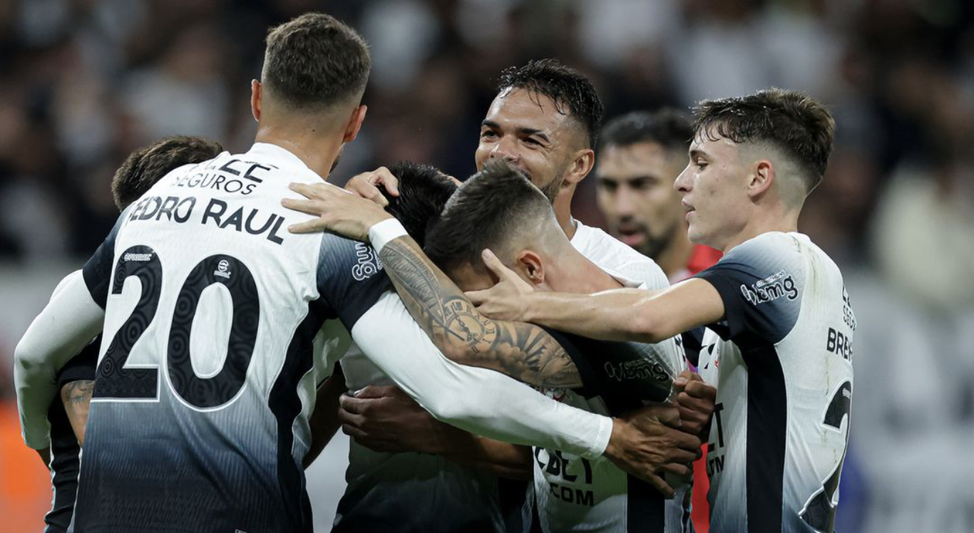 Imagem dos jogadores do Corinthians abraçados