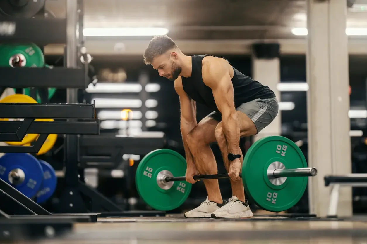 Imagem ilustrativa: homem realizando exerc&iacute;cio em uma academia