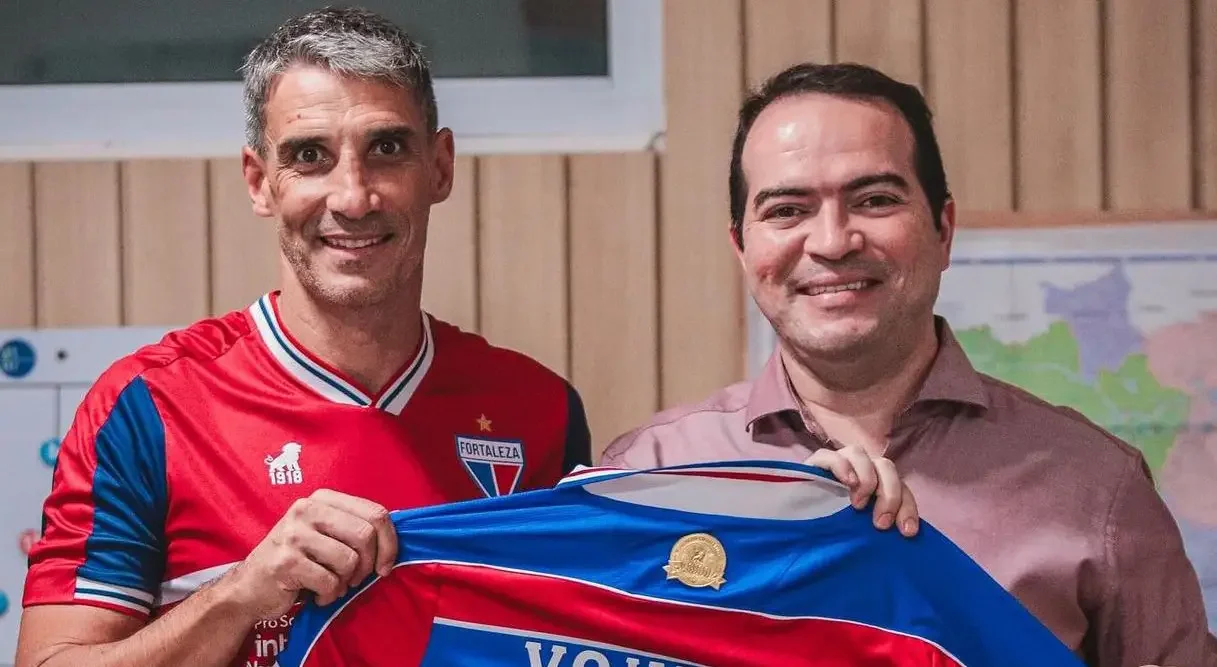 Imagem de Marcelo Paz ao lado do técnico Juan Pablo Vojvoda segurando uma camisa do Fortaleza