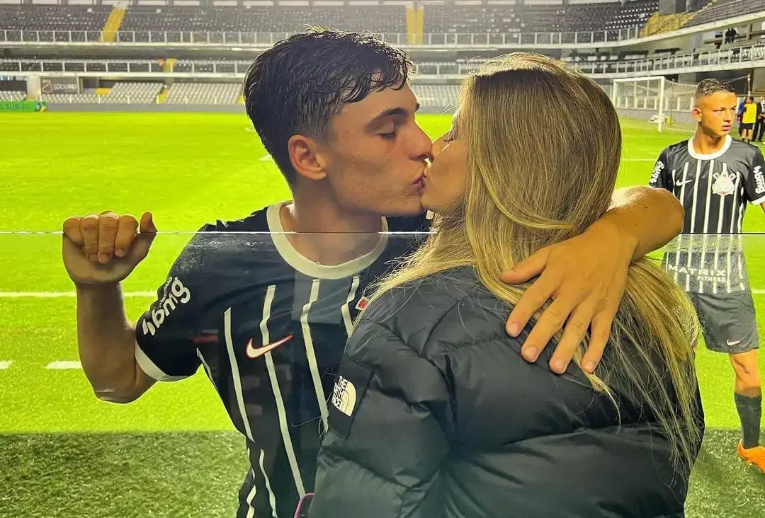 Breno Bidon, jogador do Corinthians e sua amada
