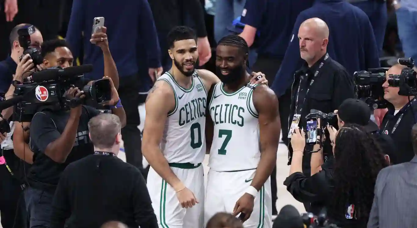 Imagem de Jayson Tatum e Jaylen Brown, do Boston Celtics, comemorando vitória na NBA