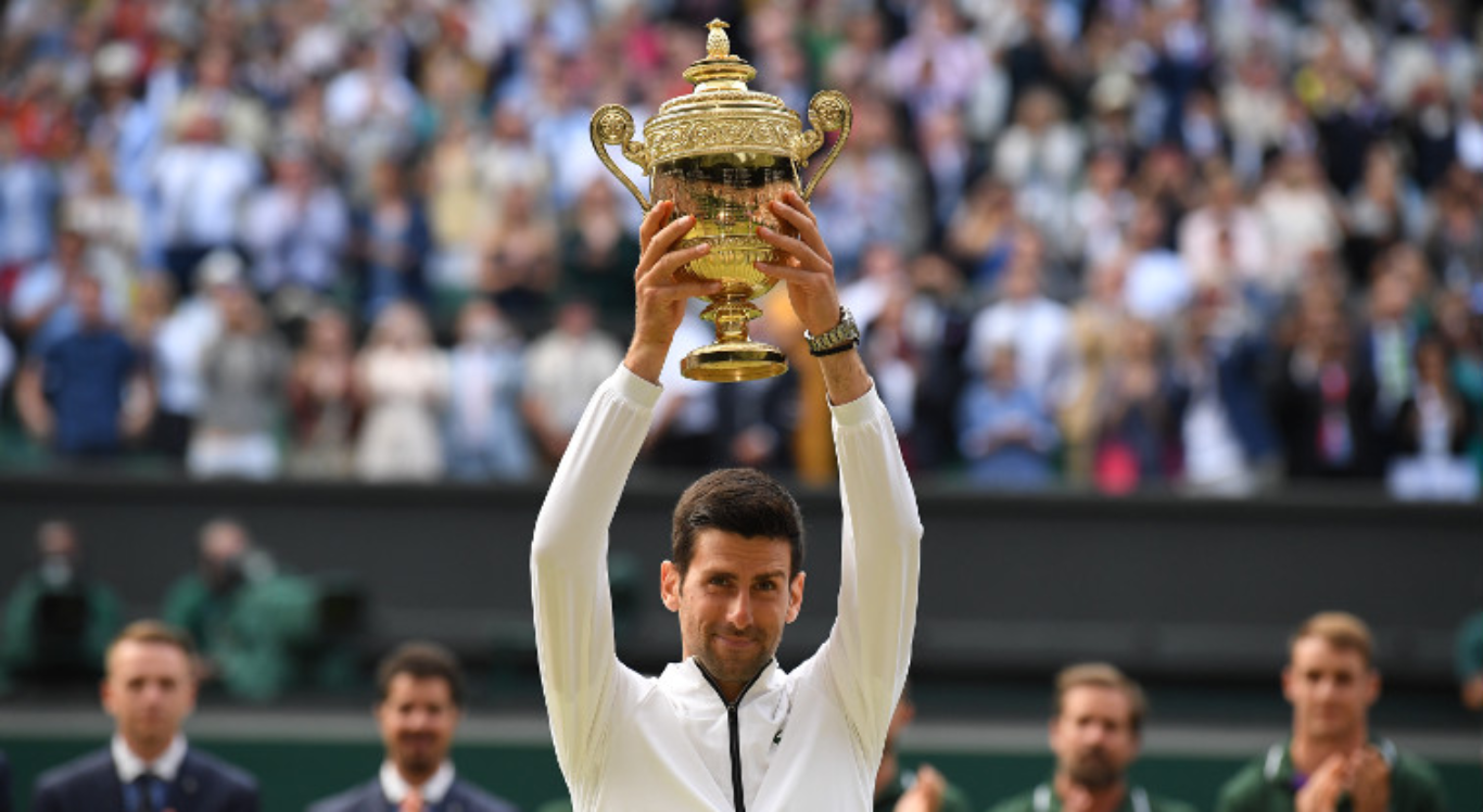 Imagem de Novak Djokovic erguendo troféu de Wimbledon em 2019