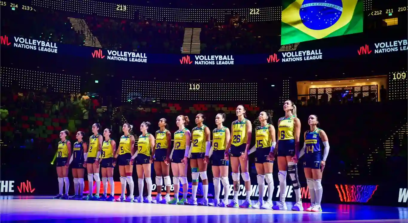 Imagem da seleção brasileira de vôlei feminino em quadra para jogo da VNL 2024