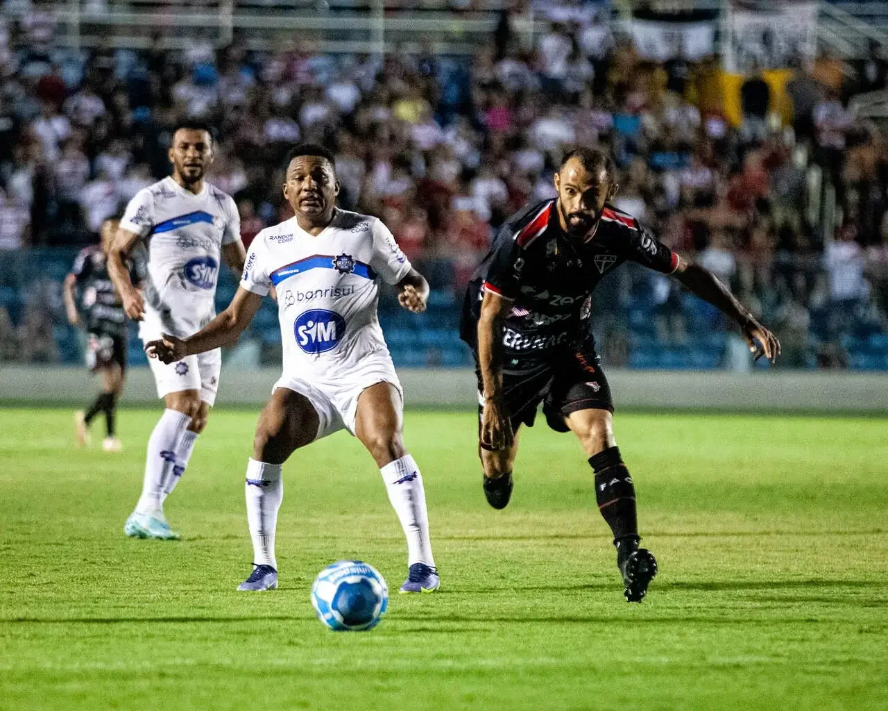 Disputa de bola entre atletas do Caxias e Ferroviária
