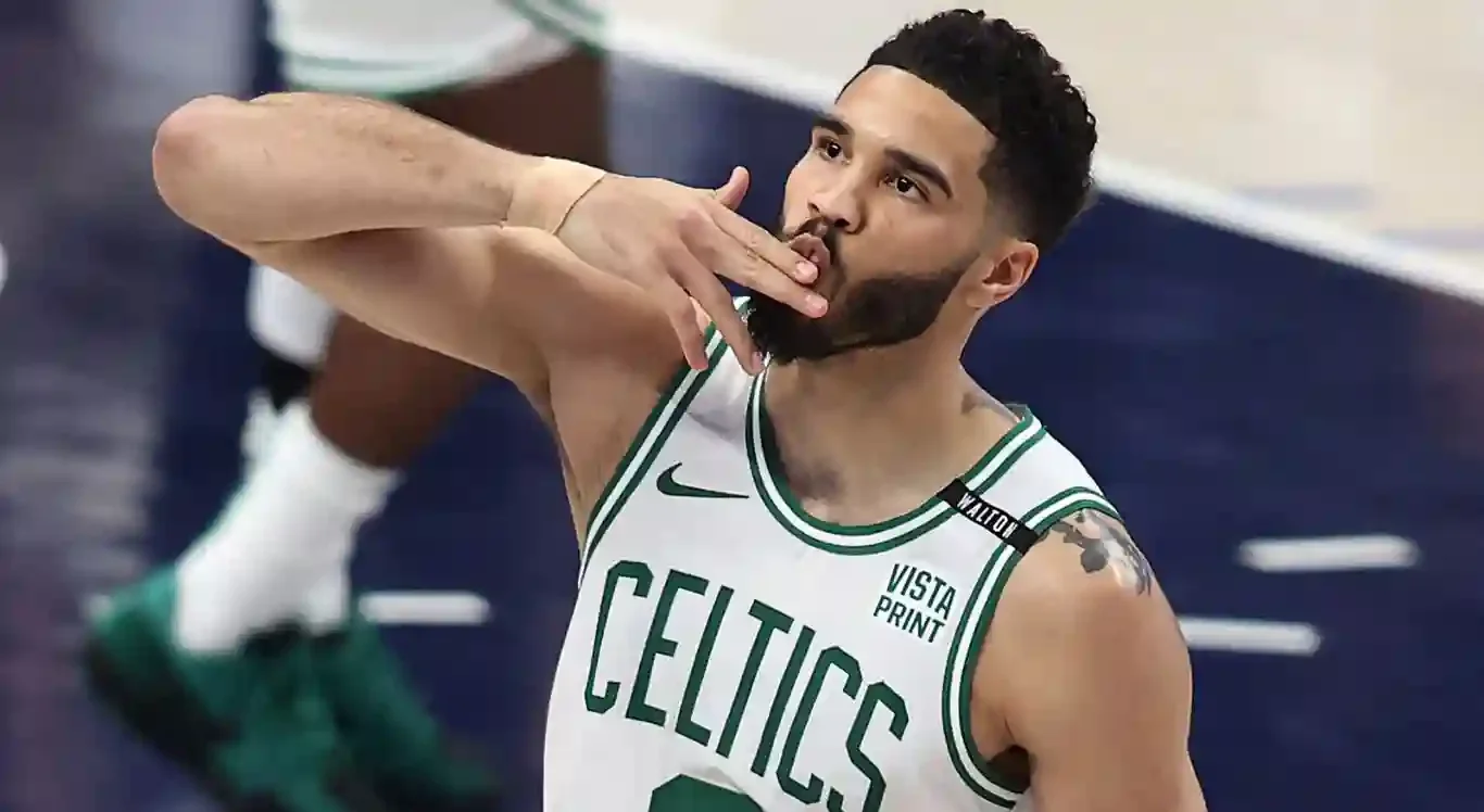 Imagem de Jayson Tatum, jogador do Boston Celtics, em ação pela NBA