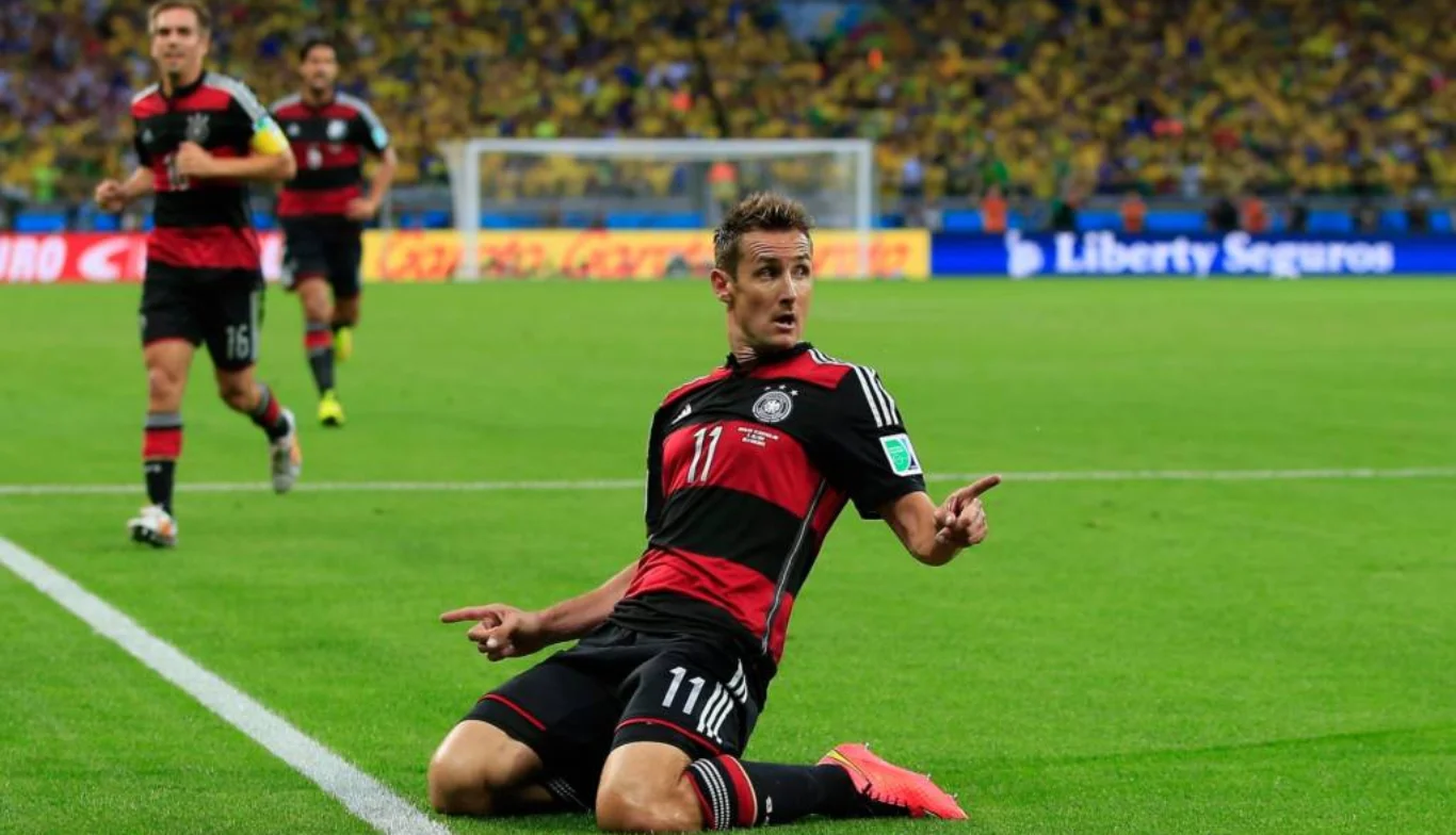 Imagem de Miroslav Klose, maior artilheiro da história das Copas do Mundo FIFA, comemorando gol