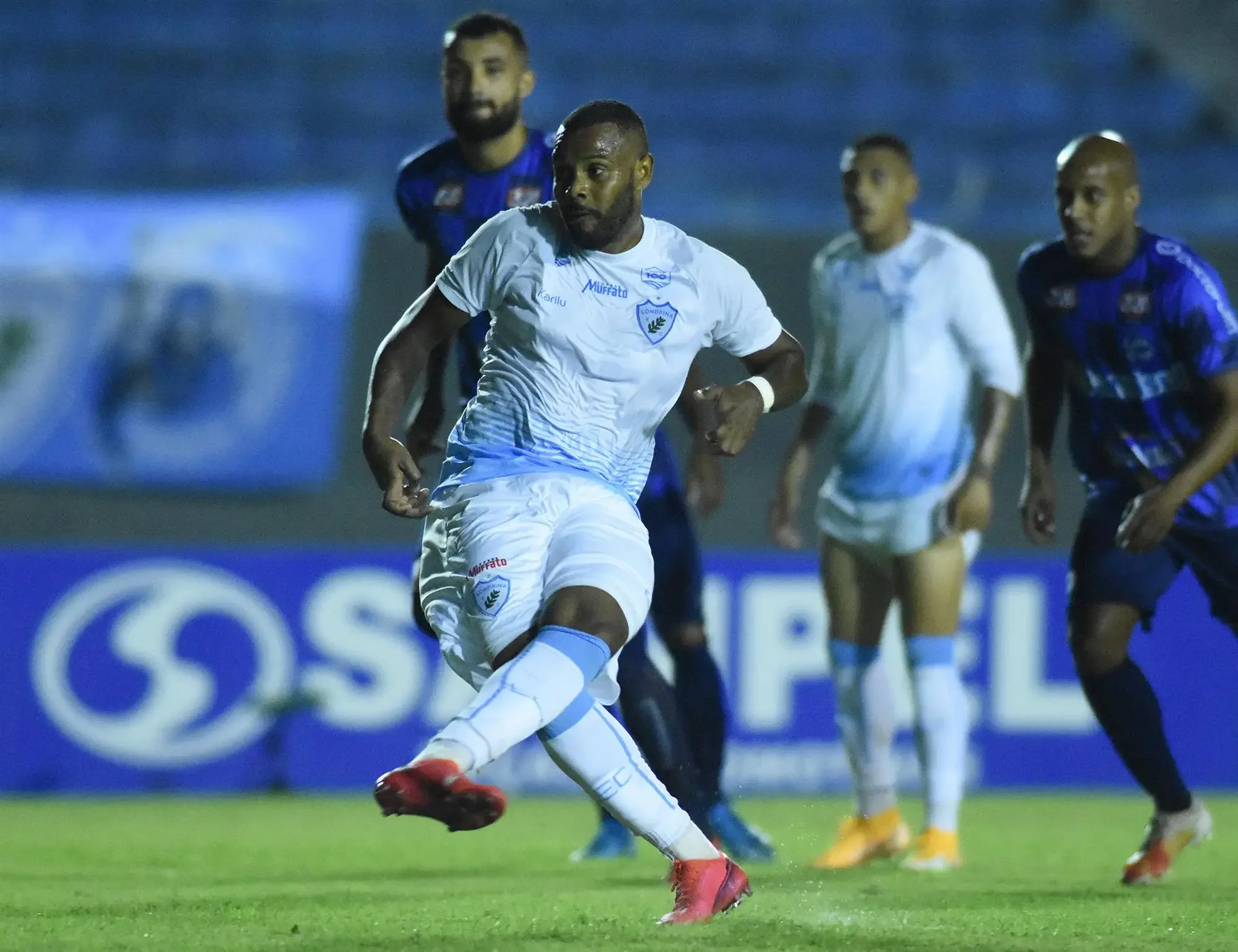 Jogador do Londrina batendo pênalti