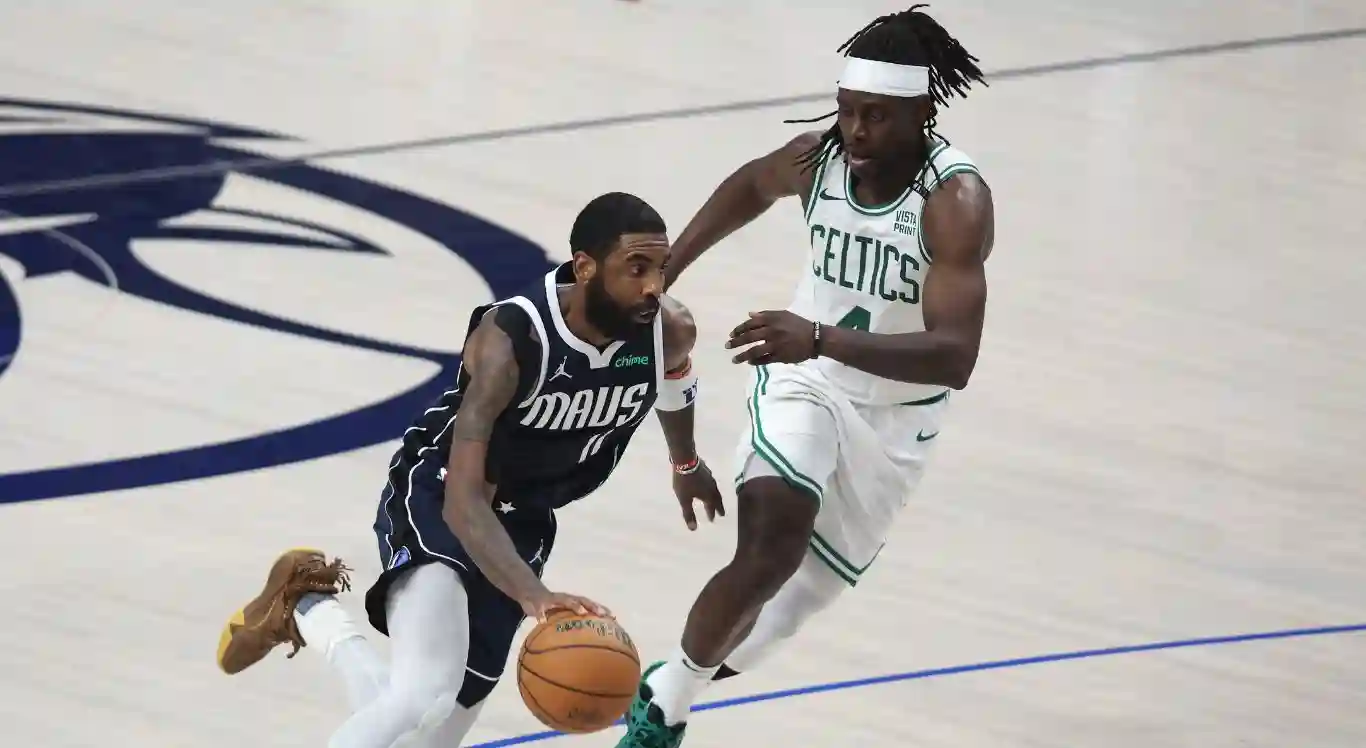 Imagem de Kyrie Irving (Mavericks) e Jrue Holiday (Celtics) disputando nas Finais da NBA