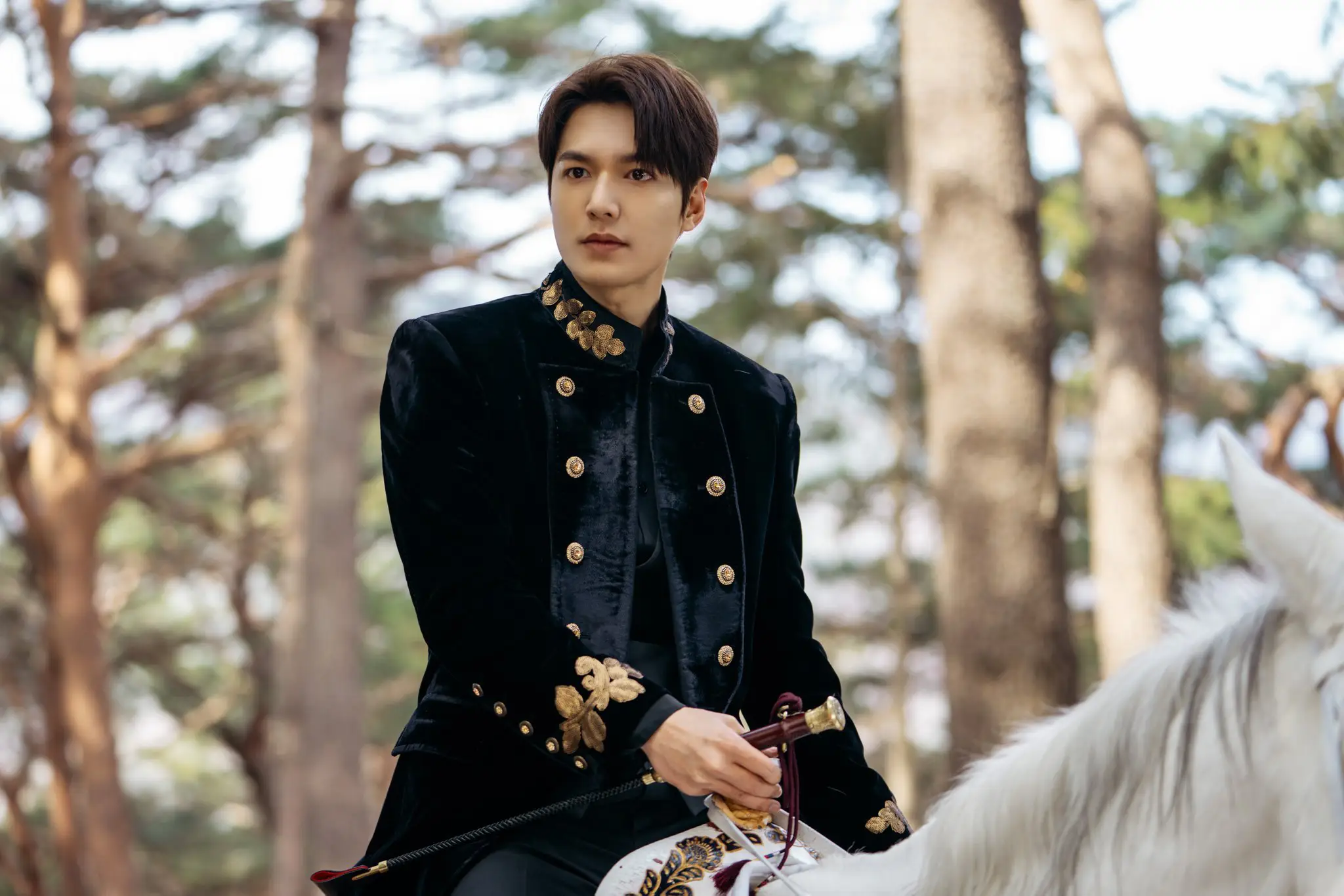 Imagem do ator Lee Min-ho no dorama "O Rei Eterno"