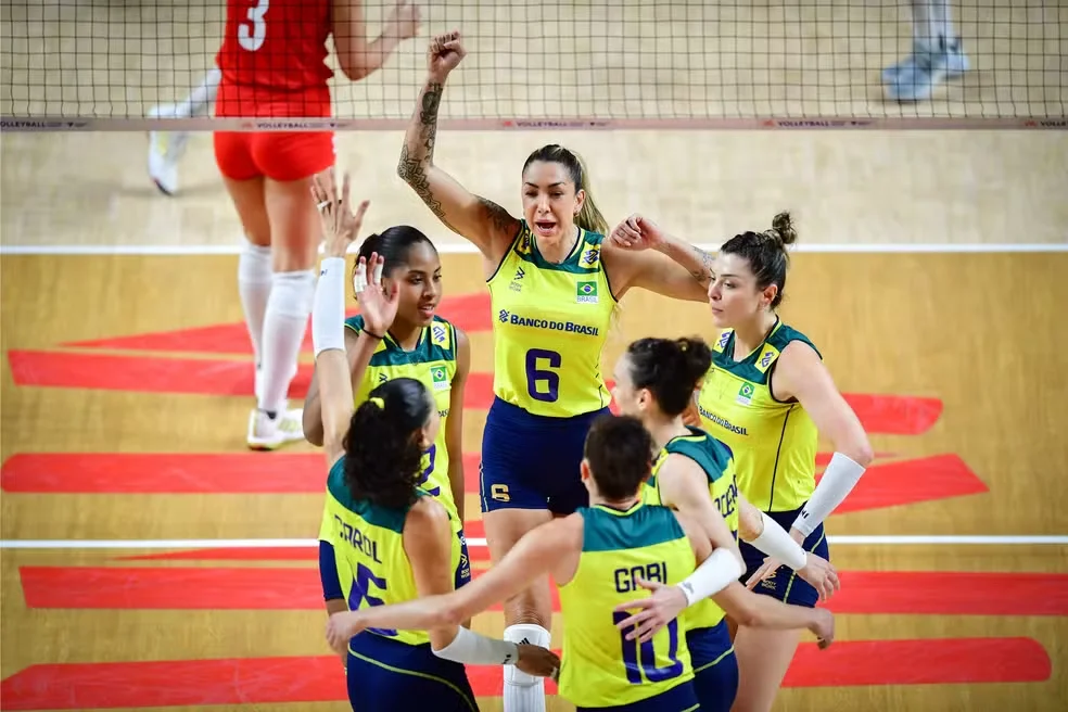 Na imagem, Brasil comemorando ponto em cima da Turquia na vitória durante a VNL 2024