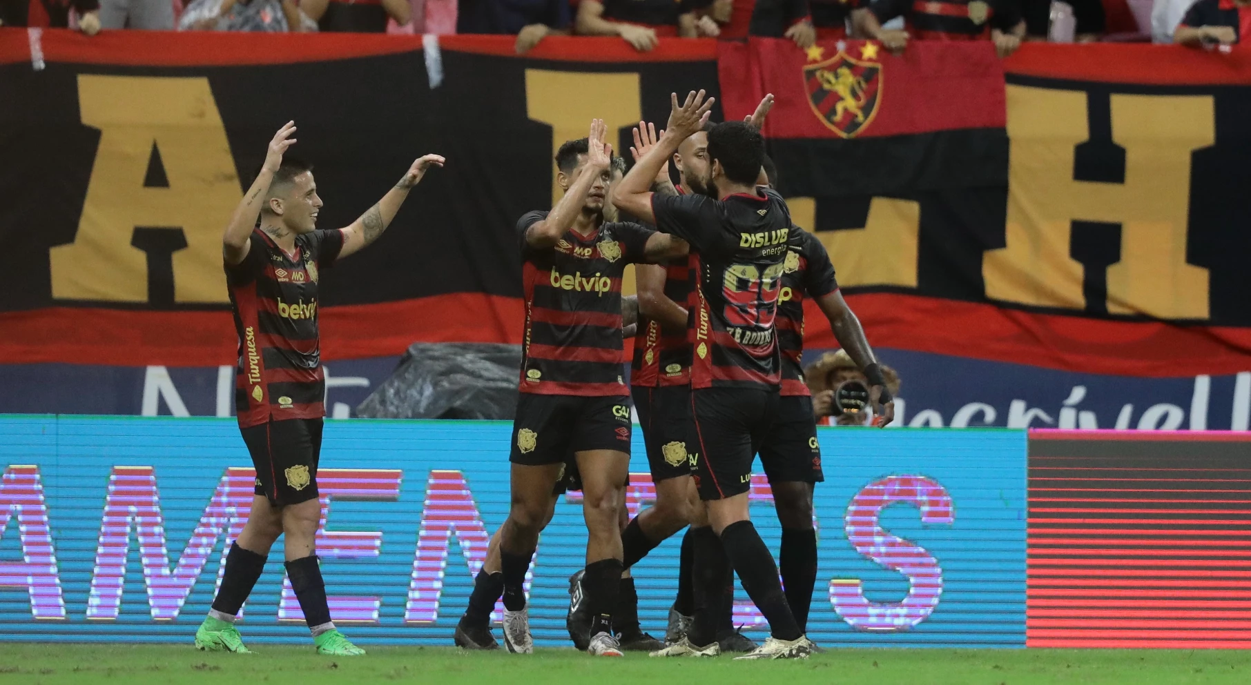 Jogadores do Sport celebrando gol contra o Mirassol pela Série B do Campeonato Brasileiro