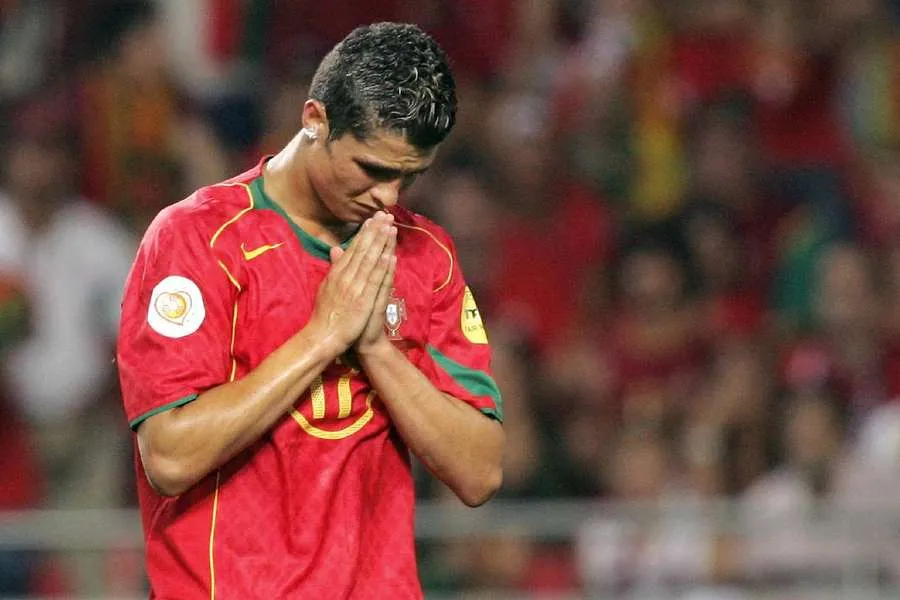 Cristiano Ronaldo disputou sua primeira Eurocopa em 2004, quando foi vice-campeão, em casa, com Portugal