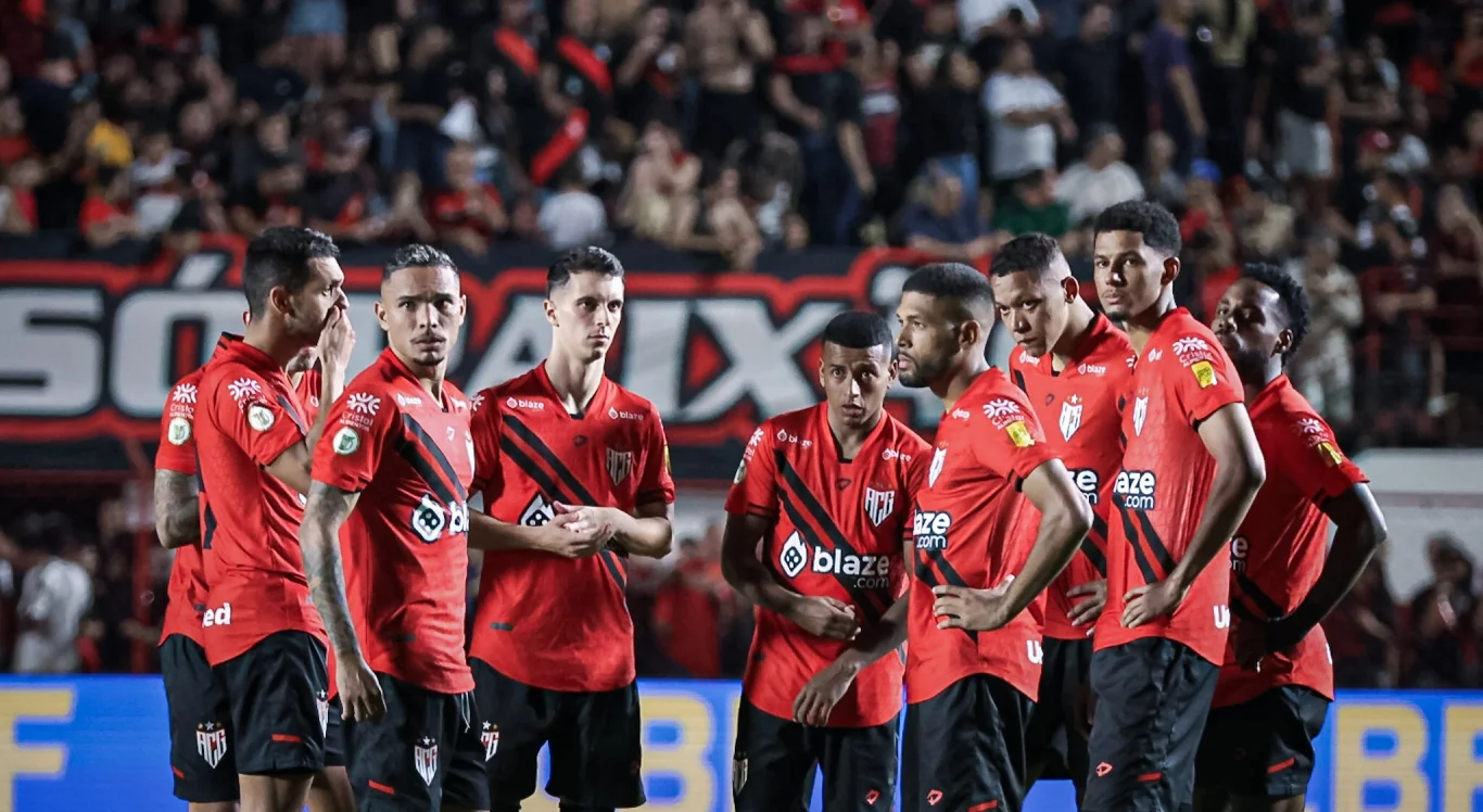 Jogadores do Atlético Goianiense reunidos em partida contra o Corinthians, pela Série A do Brasileirão