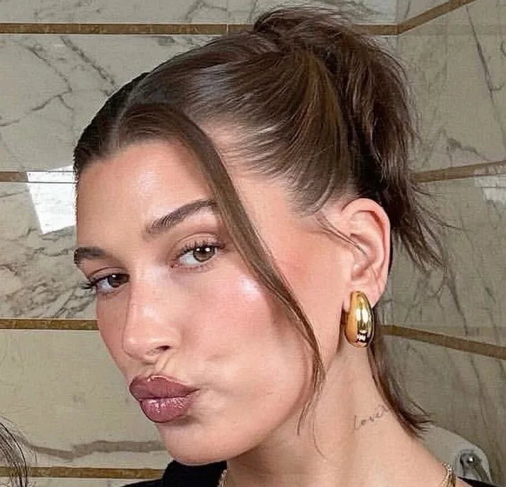 Hailey Bieber usando o coque messy como penteado.
