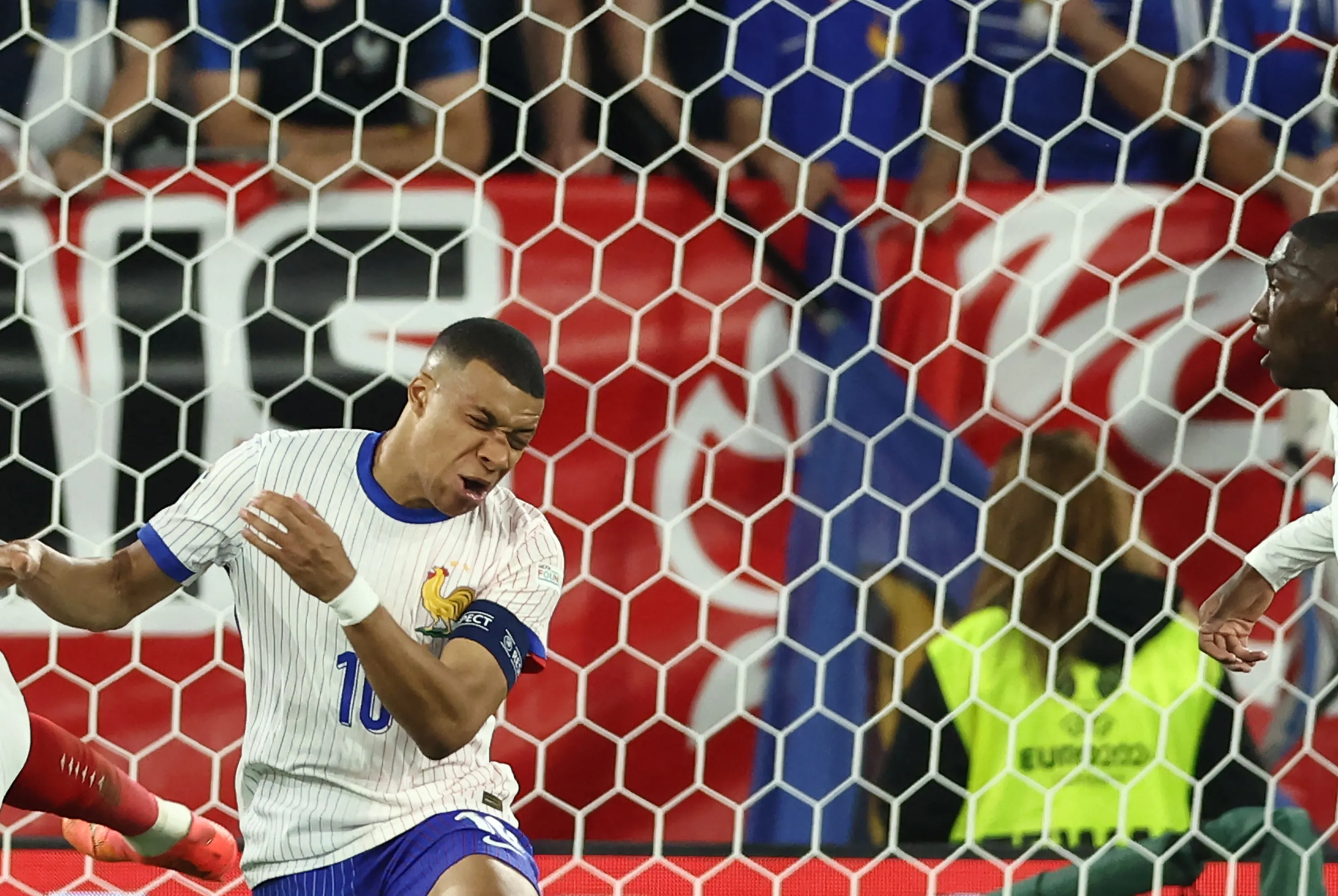 Mbapp&eacute; fraturou o nariz em partida da Eurocopa