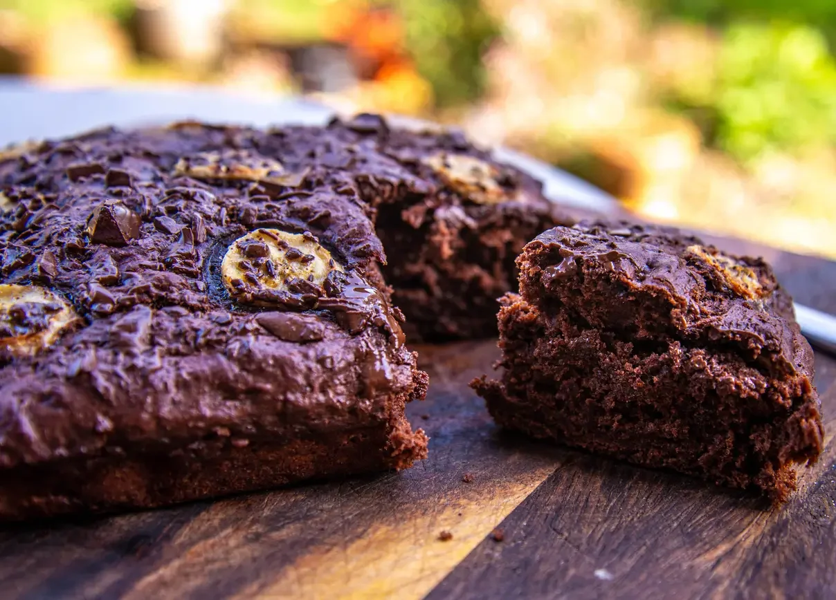 Brownie fit de banana com aveia e cacau.