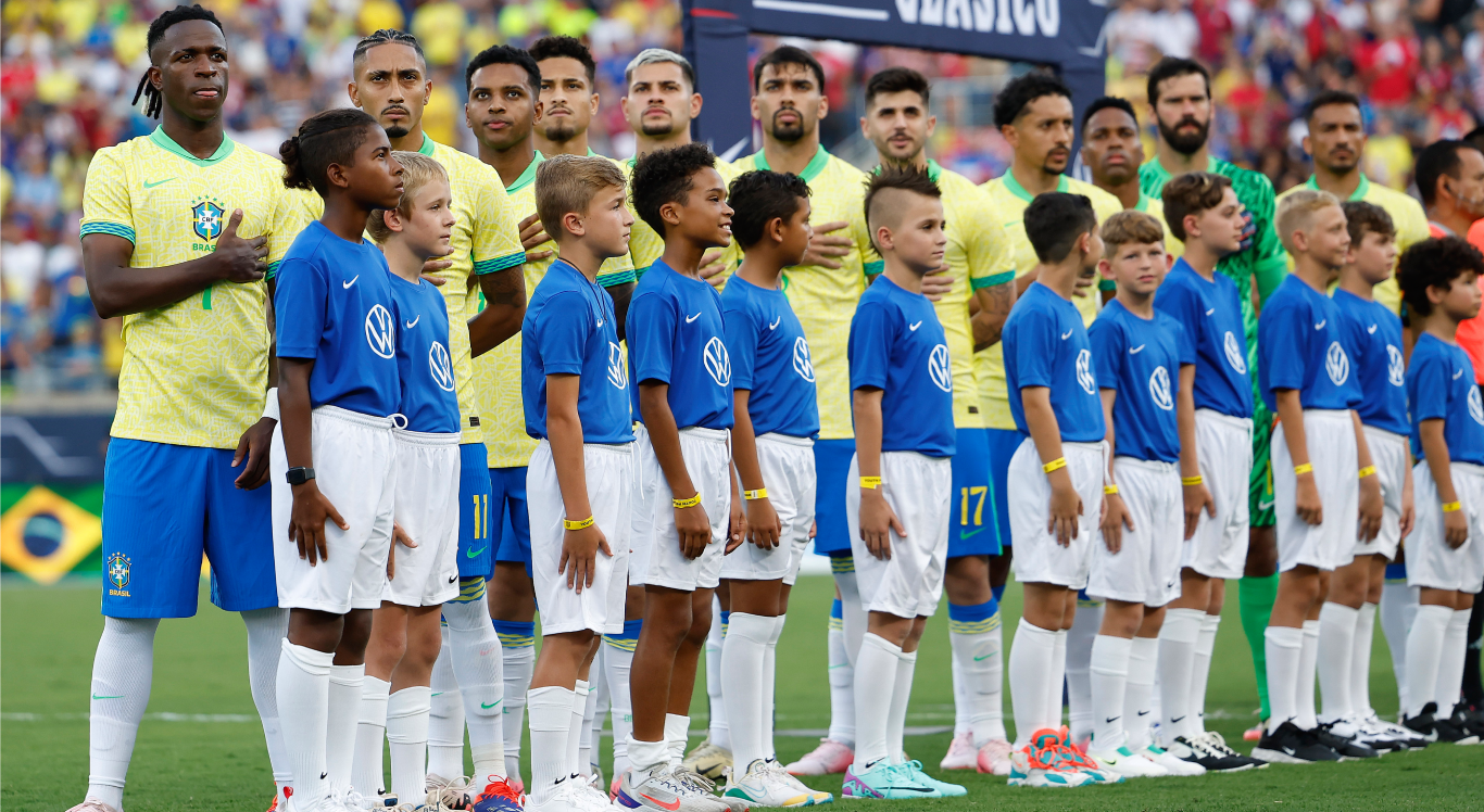 Imagem dos jogadores do Brasil perfilados para o hino nacional