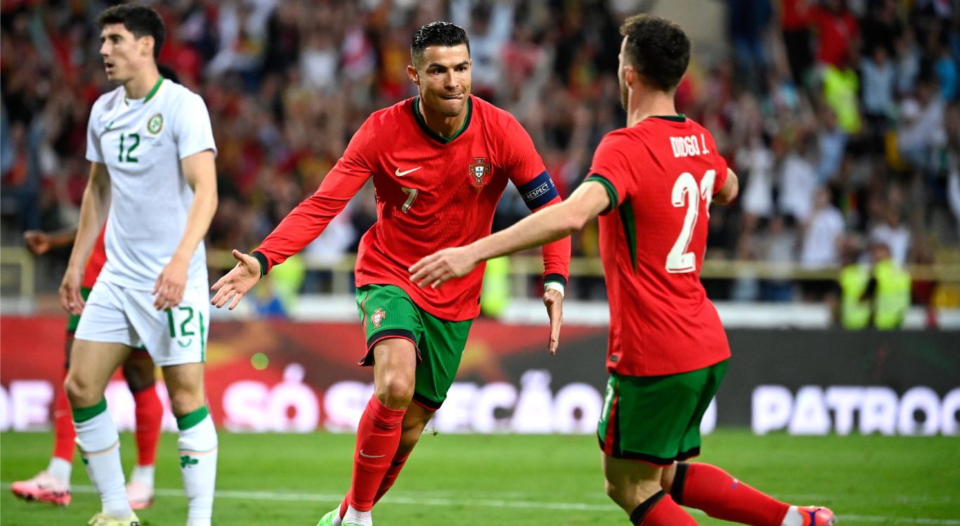 Imagem de Cristiano Ronaldo ao lado de Diogo Jota após gol de Portugal
