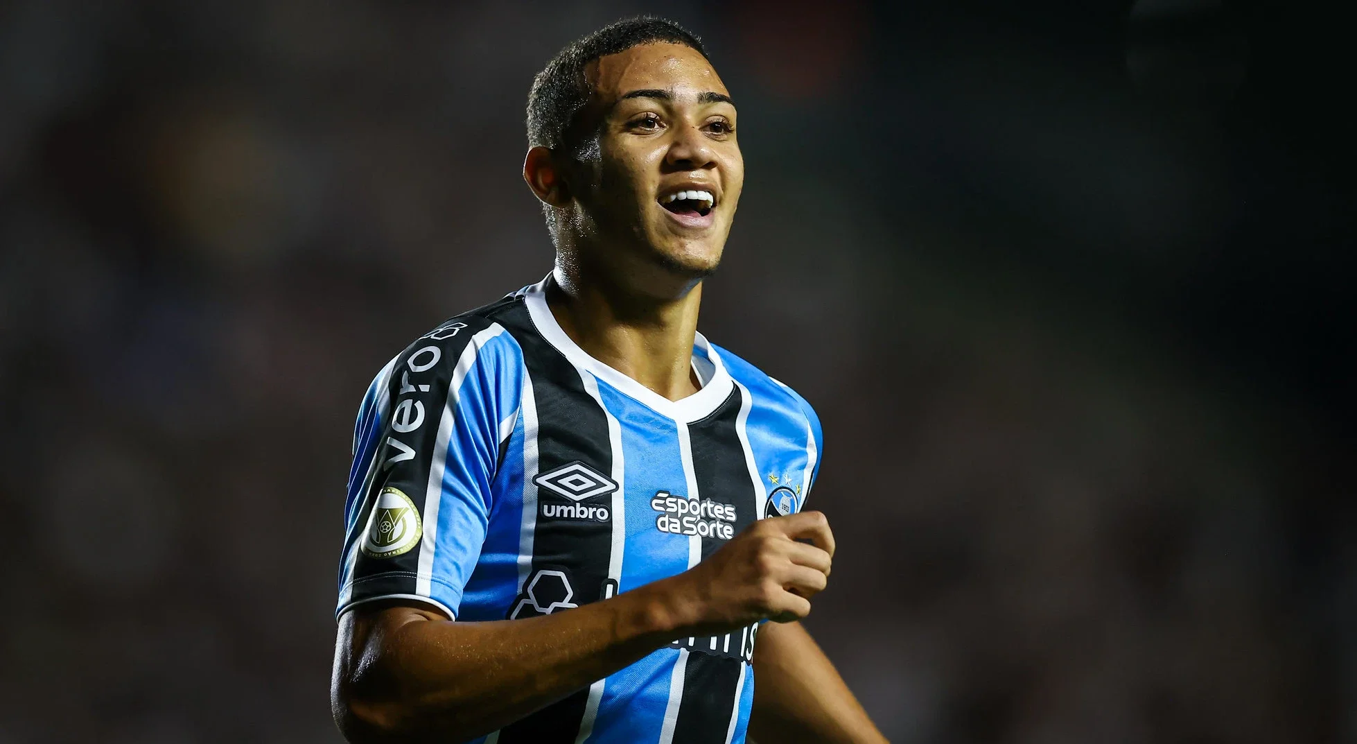Imagem de Gustavo Nunes, jogador do Grêmio, comemorando gol pela Série A