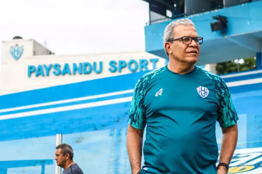 Imagem do t&eacute;cnico H&eacute;lio dos Anjos com a camisa do Paysandu, que visita o Botafogo-SP pela S&eacute;rie B