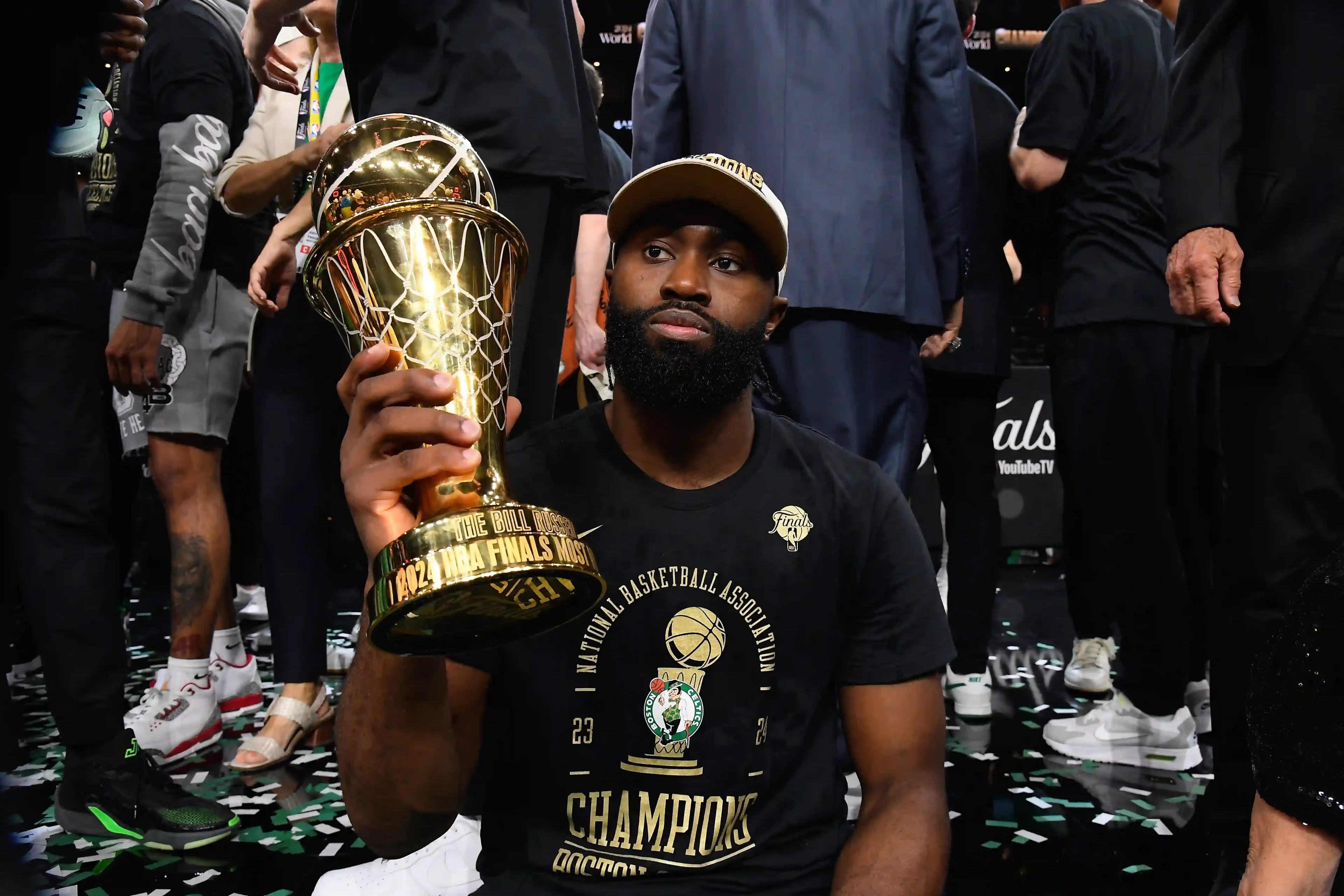 Imagem de Jaylen Brown, jogador do Boston Celtics, segurando o troféu de MVP das Finais da NBA