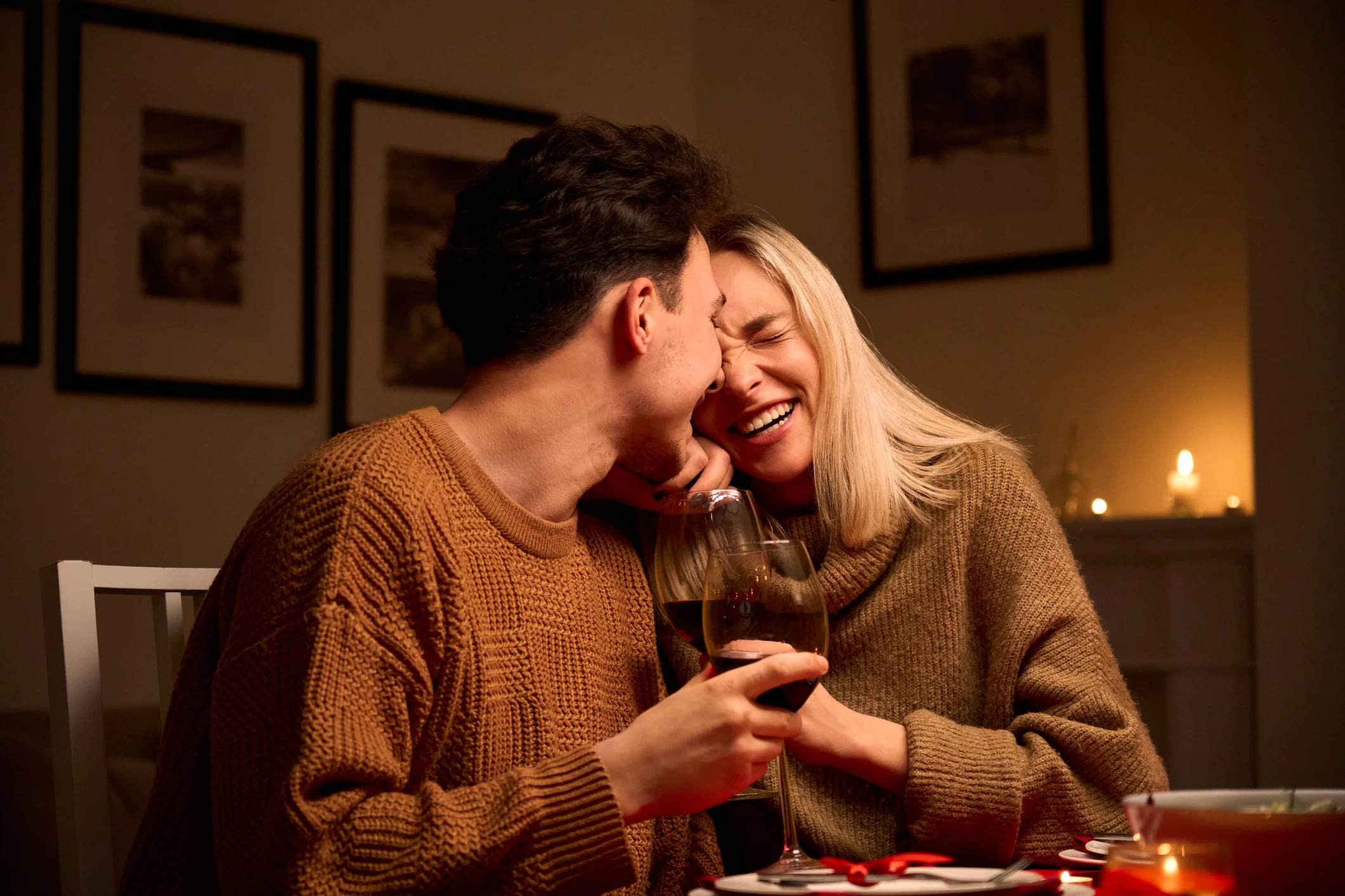 Casal em jantar romântico.