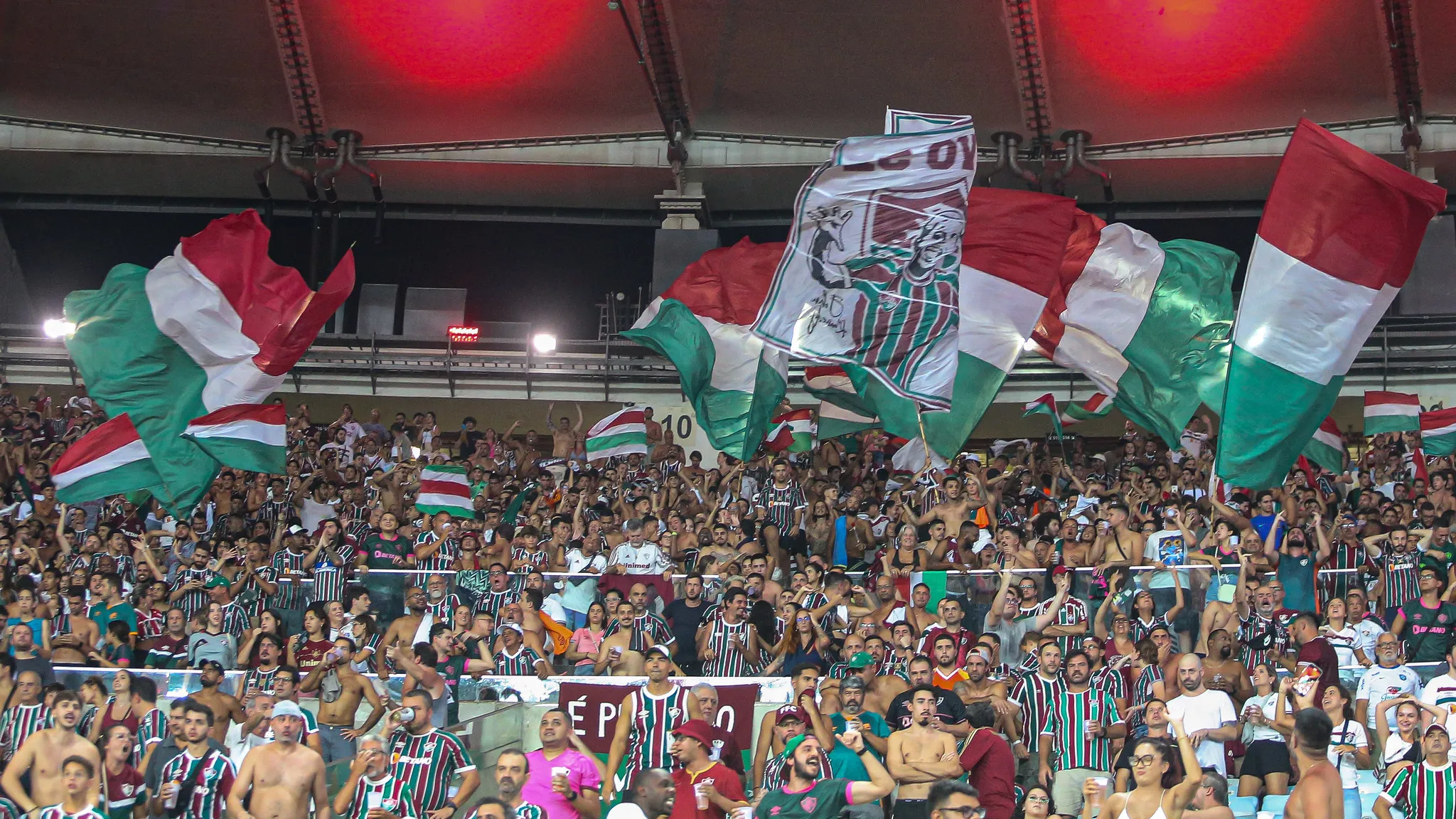 Imagem da torcida do Fluminense presente no Maracanã, pela semifinal do Campeonato Carioca 2024