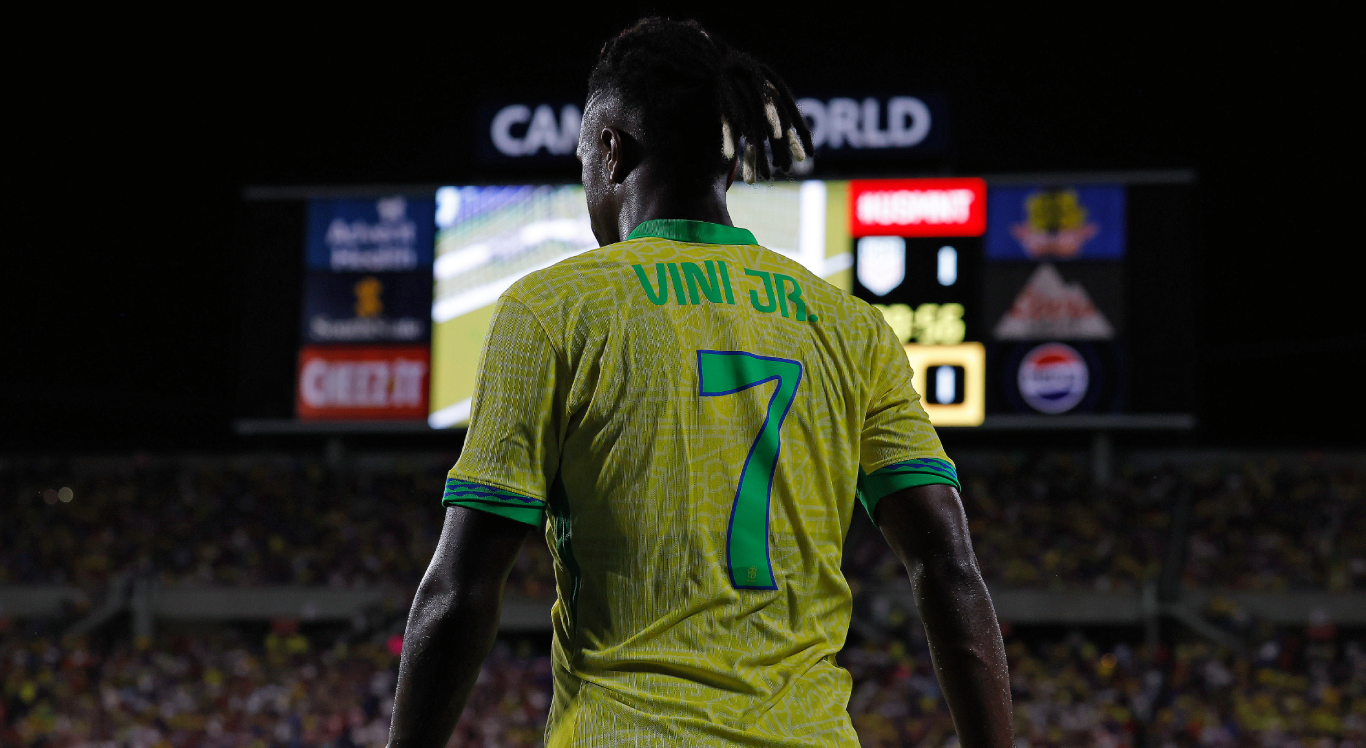Imagem de Vinicius Júnior de costas com a camisa 7 do Brasil
