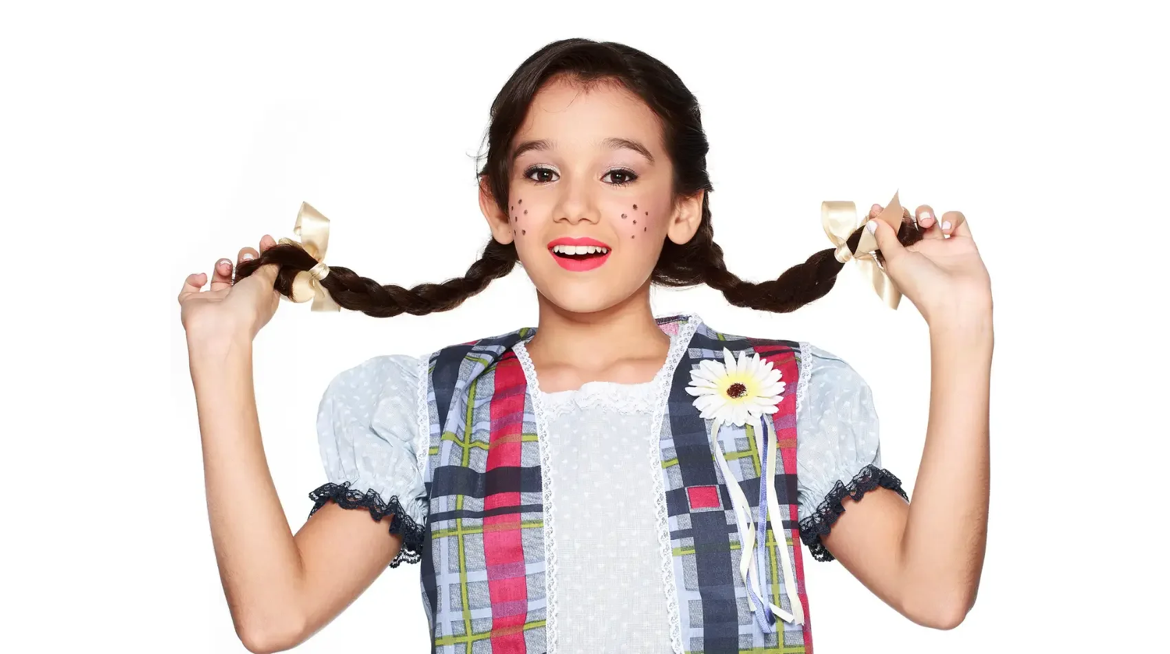 Menina com tranças e roupa junina