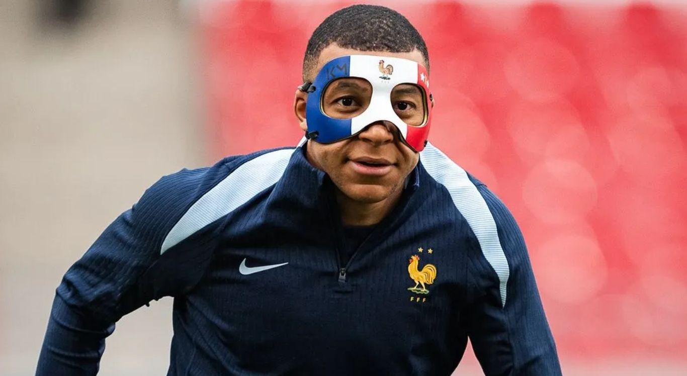 Kylian Mbappé com sua nova máscara 