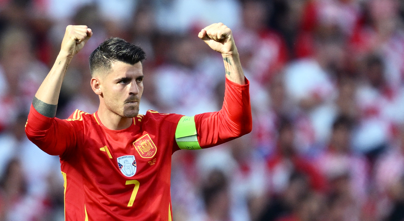 Imagem de Morata, capitão da Espanha, com os braços erguidos
