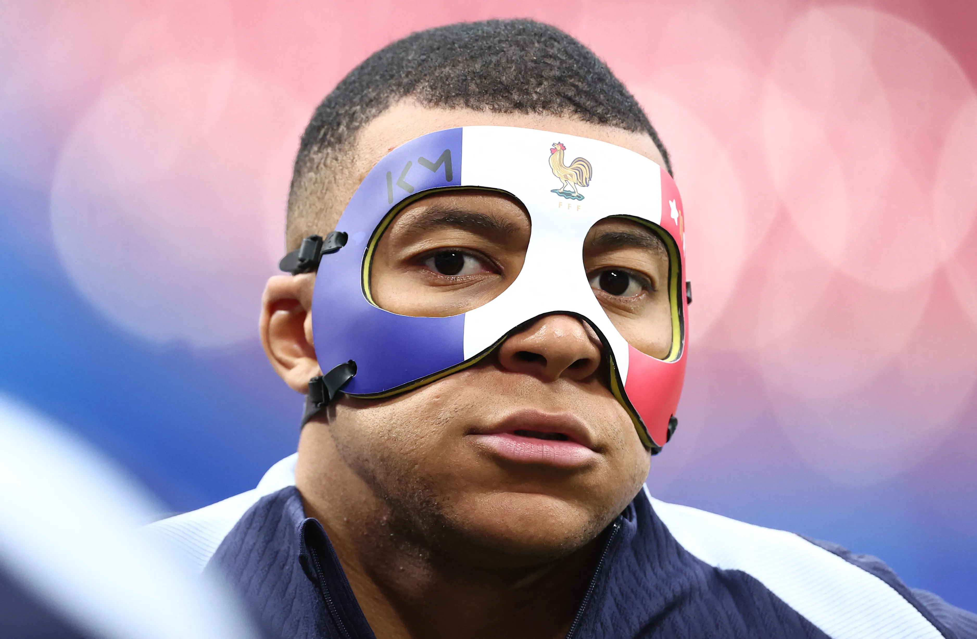 Mbappé deverá usar uma máscara de proteção para o jogo contra a Holanda, na Euro