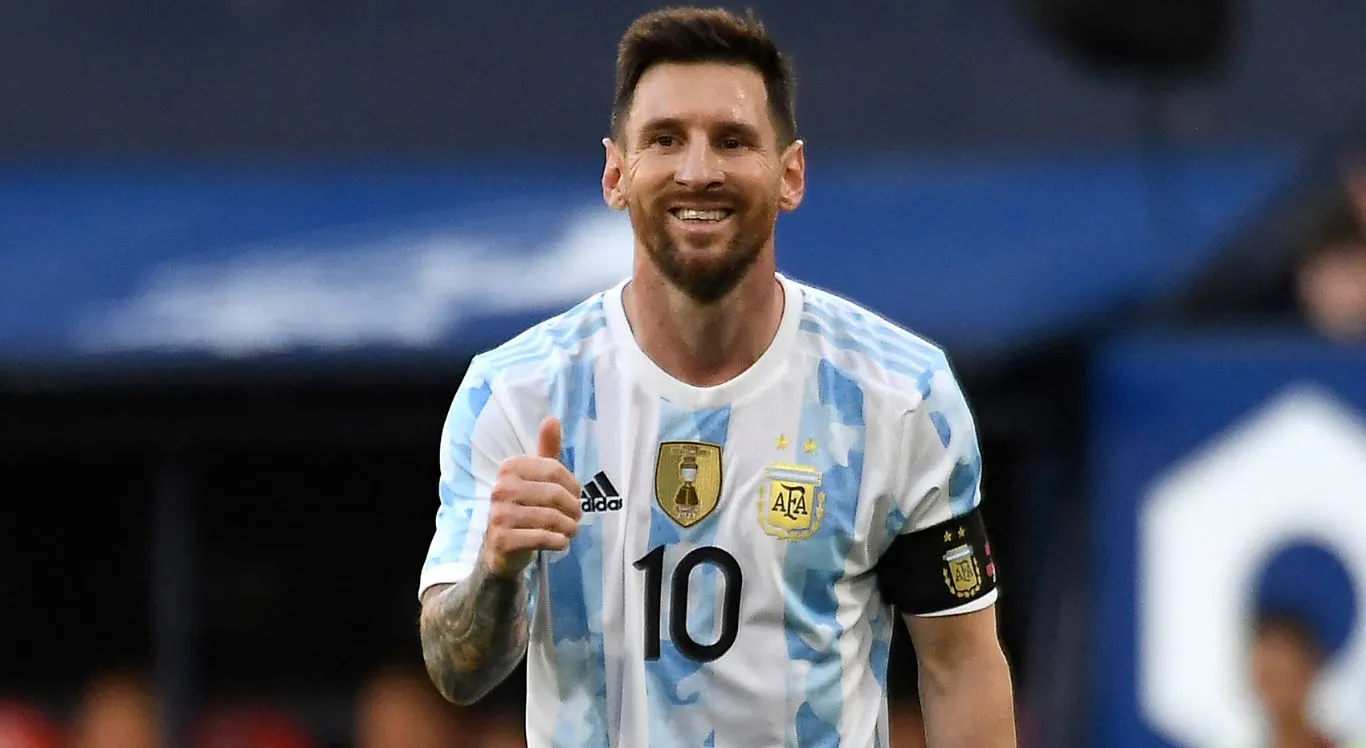 Imagem de Lionel Messi sorrindo e fazendo sinal de positivo em jogo da Argentina