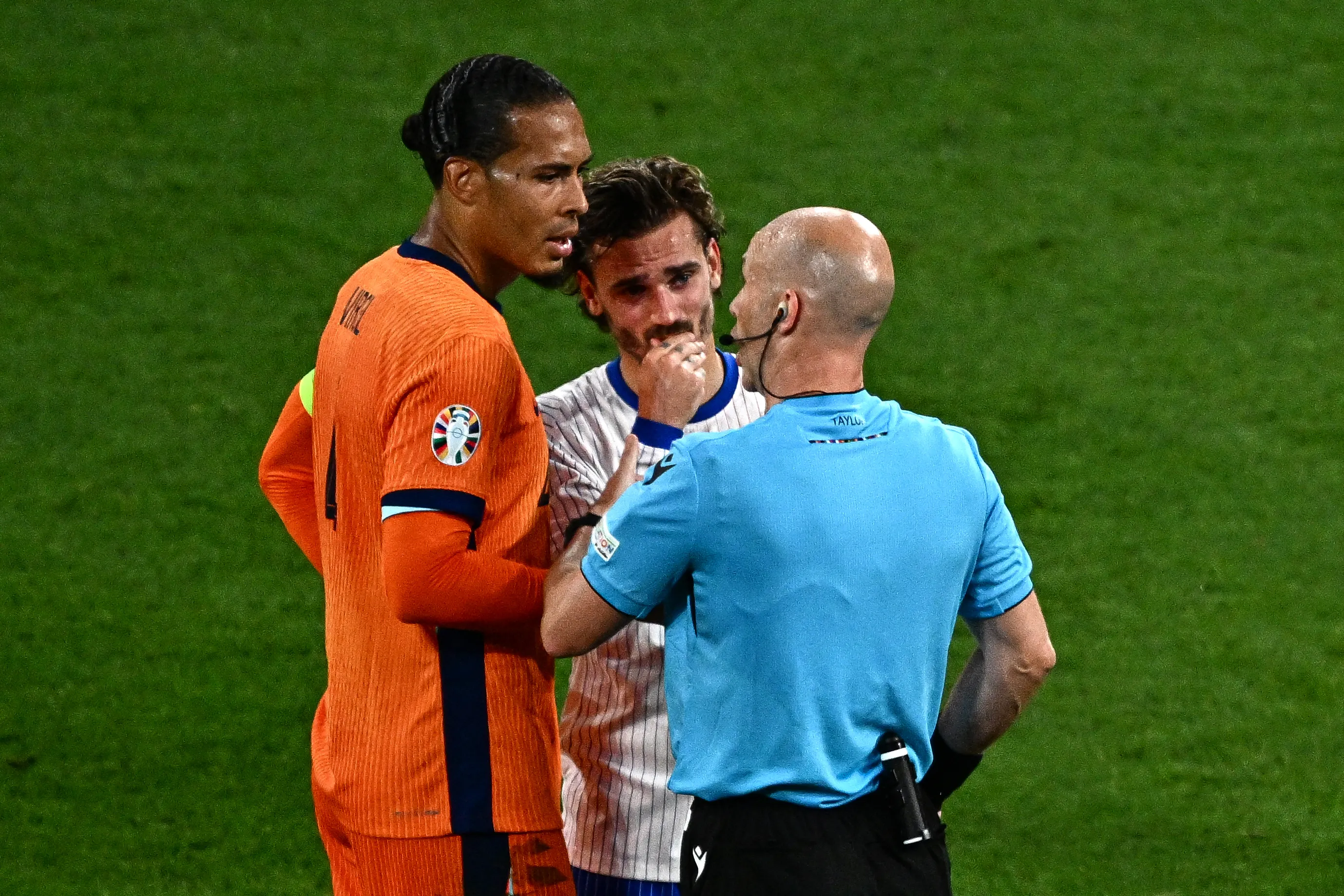 Holanda e França ficam no 0 x 0 em jogo marcado por polêmica do VAR